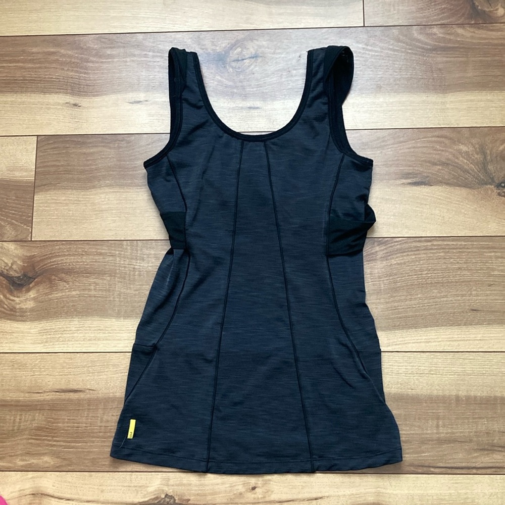 Lole Fly Criss Cross Built In Bra Tank. Size XS